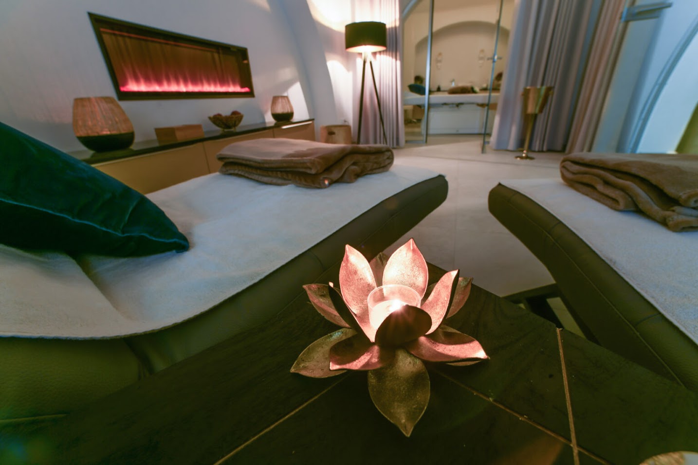 Релакс-зона Wiesbaden SPA — шезлонги, камин и лотос-свеча