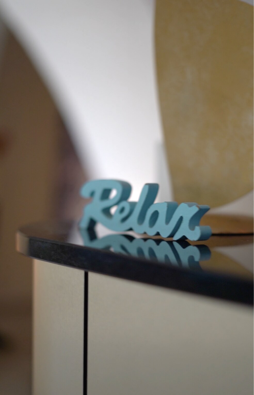 Dekoratives „Relax“-Schild im Interieur des Wiesbaden SPA